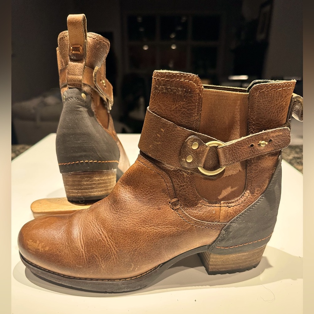 Oak Leather MERRELL water proof boots. Size 8